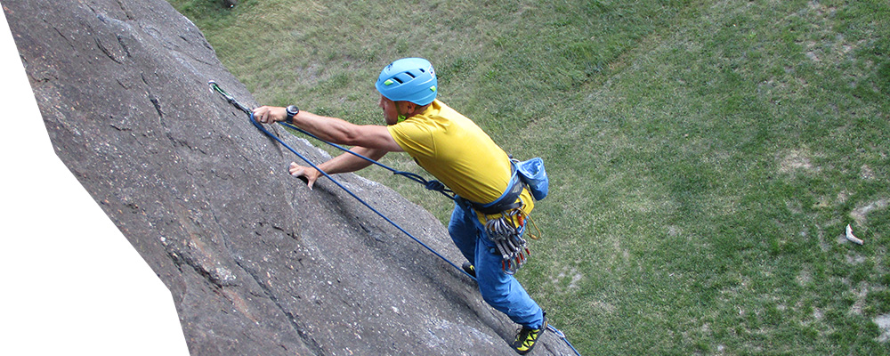 grimpeur mettant une d&eacute;gaine &agrave; dor&eacute;naz en valais lors d'un cours d'escalade donn&eacute; par lionel bonvin