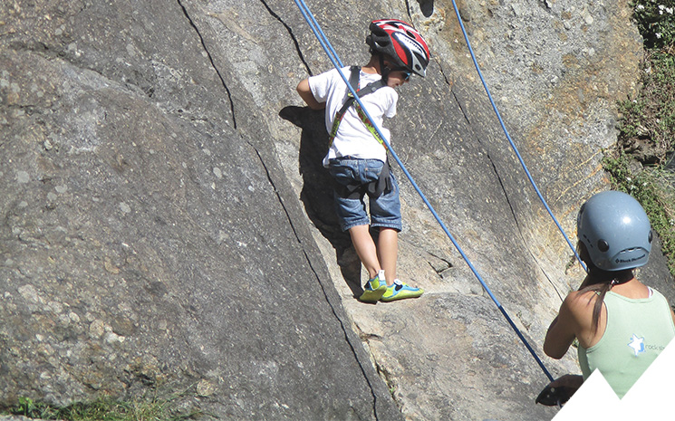 enfant grimpant une voie &agrave; dor&eacute;naz en valais lors d'un cours d'initiation &agrave; l'escalade donn&eacute; par lionel bonvin