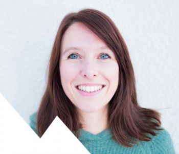 lionel bonvin au sommet d'une voie lors d'un cours d'escalade