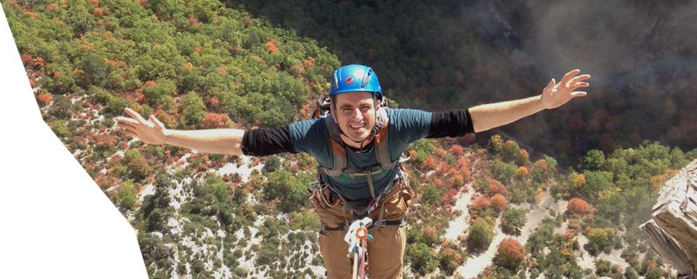 lionel bonvin au sommet d'une voie lors d'un cours d'escalade