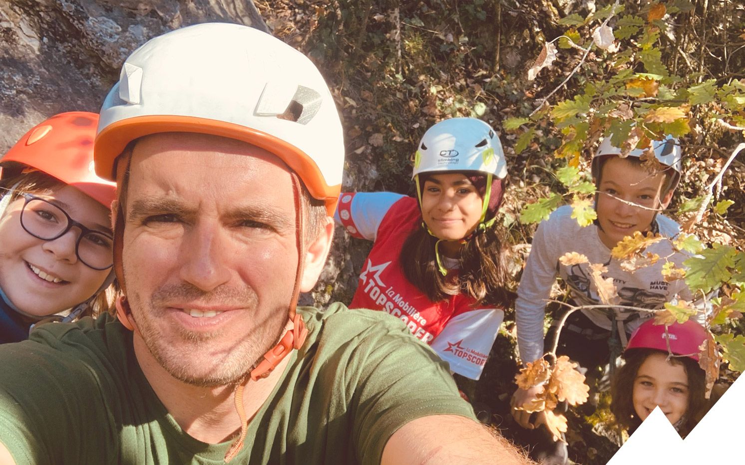 enfant grimpant une voie à dorénaz en valais lors d'un cours d'initiation à l'escalade donné par lionel bonvin