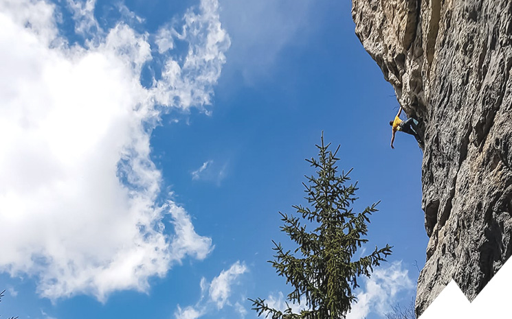 grimpeur au rawyl en valais lors d'un cours d'escalade donn&eacute; par lionel bonvin