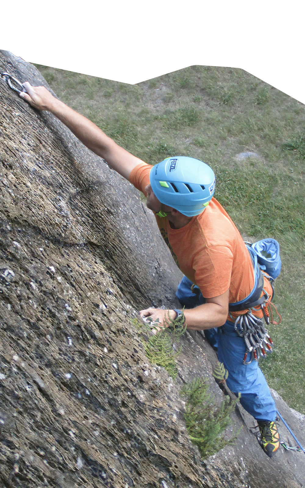 grimpeur mettant une dégaine dans un spit en valais à dorénaz dans le cadre d'un cours d'escalade avec lionel bonvin